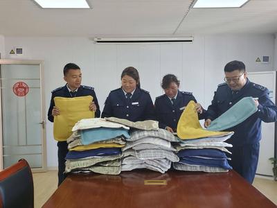 缝坐垫、塞鸡蛋……她们为何要给公交驾驶员送礼物？背后故事很暖心