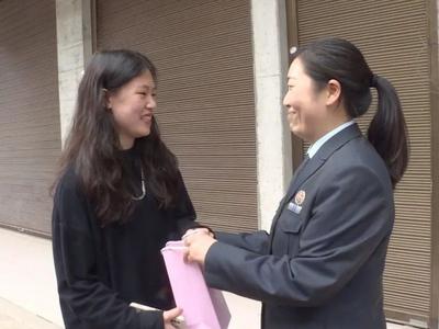 泪目！地震被救女孩与8年前救她的解放军重逢