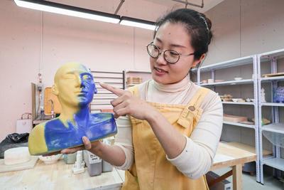 走进青岛陶艺家王丽南：将“黄蓝色”的家乡印记融入艺术创作