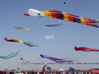 潍坊风筝会镜头：巨型“八代鮹”满天飞是这种画面