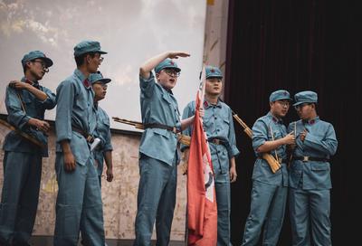 演绎峥嵘岁月，教育别出心裁！青岛大学开展党史学习教育舞台剧展演活动