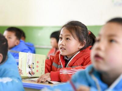 教育部印发通知明确学生睡眠时间：小学生应达10小时，初中生应有9小时