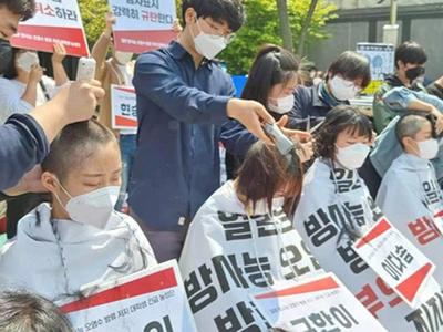 韩国学生在日本驻韩使馆门前削发，抗议日本核污染水入海决定