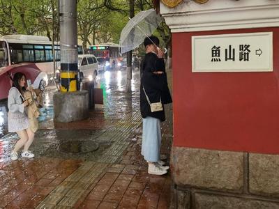青岛今天雷电冰雹大风齐上演！五一小长假时常有雨叨扰，出门记得带伞