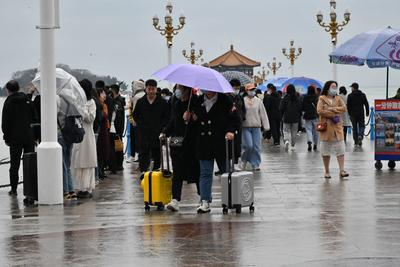 细雨挡不住游客热情 小长假第一天游客畅游清新春色如在画中游
