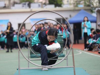 扁担挑水忙，跨障碍送军粮……这所小学的“五一”劳动技能大赛与众不同