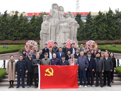 祭英雄烈士，学百年党史，市南区退役军人事务局开展清明节祭扫英烈活动