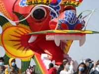 潍坊风筝会镜头：巨型“八代鮹”满天飞是这种画面