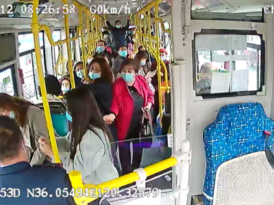 青岛公交温暖一幕：年轻女孩低血糖晕倒，乘客纷纷拿出了糖果点心……