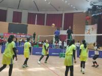 过五关斩六将，青岛唐山路小学排球队在这场赛事上摘得女子冠军！