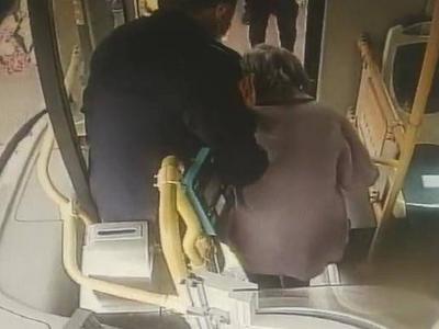 安慰、搀扶、送水果……青岛九旬老人乘车迷路，这位驾驶员的举动太暖了
