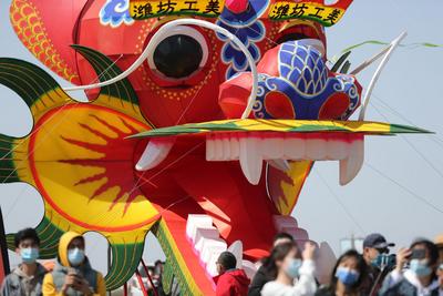 潍坊风筝会镜头：巨型“八代鮹”满天飞是这种画面