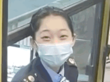 治愈！货车超高被拦下，收费员小姐姐微笑劝返