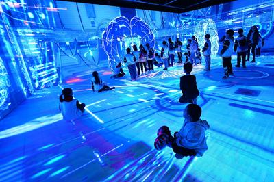 机器狗、裸眼3D……百名小学生体验智能“黑科技”  