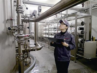 天天“泡”在矿泉水生产一线，刘宇慧带领团队自主研发解决难题提升效率   