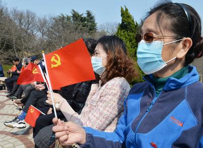 八大关街道户外微党课开讲