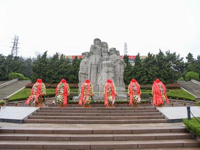 缅怀革命先烈，传承红色基因|青岛市举行清明祭扫活动