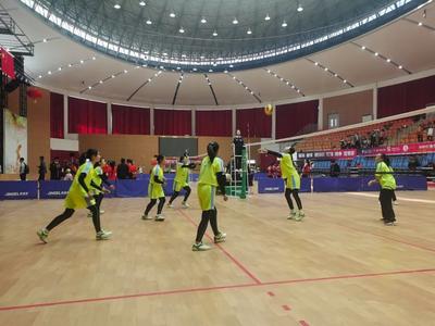 过五关斩六将，青岛唐山路小学排球队在这场赛事上摘得女子冠军！