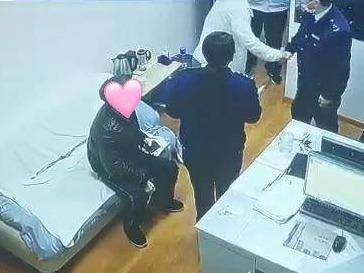 青岛公交车上，八旬老人下车为何被阻止？背后故事太暖了！