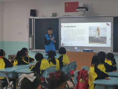 透过VR看星空，青岛这群孩子开启“太空之旅”探索宇宙秘密