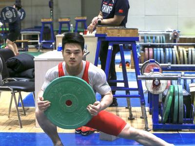 王者回归！中国举重选手石智勇打破抓举世界纪录、平总成绩世界纪录