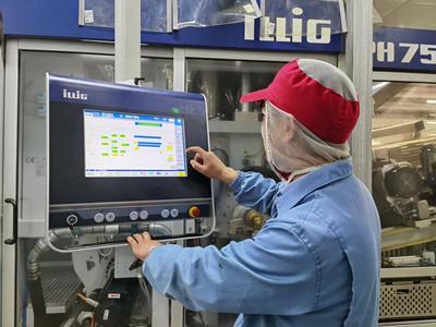 工业互联网小帧探⑯|人工减少50%，生产效率却提高4倍？探访塑料制品全自动生产线！