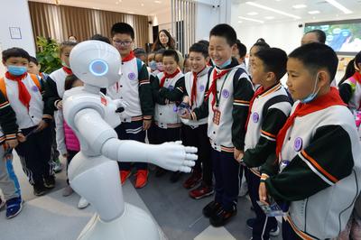 机器狗、裸眼3D……百名小学生体验智能“黑科技”  