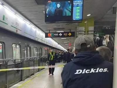 上海地铁2号线因人员进入线路致晚点，涉事男子已身亡