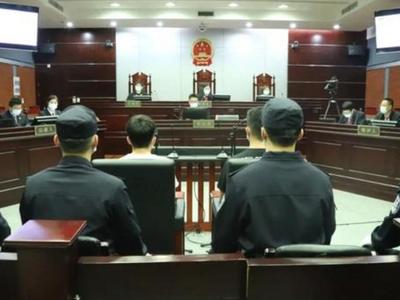 取快递女子被造谣案一审宣判：两被告人犯诽谤罪，判一缓二