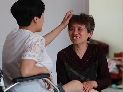 上门为宠物喂食、陪孩子上补习班、陪老人旅游……职业陪伴师走俏