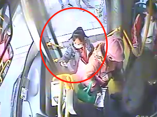 真暖！青岛八岁女童睡过站，公交驾驶员开私家车送回家