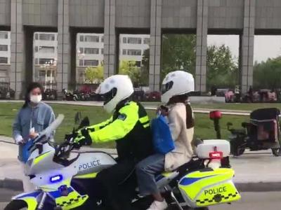 聊城市民举报交警公车私用载女朋友兜风？真相是……