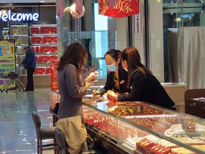 青岛婚嫁消费市场复苏：商超主打“婚嫁牌”，酒店婚宴预定到2022年
