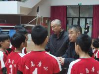 过五关斩六将，青岛唐山路小学排球队在这场赛事上摘得女子冠军！