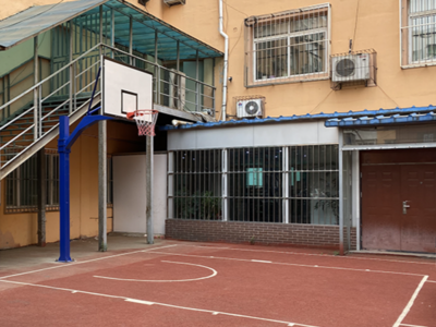 老人横穿球场受伤，向打球学生索赔被驳回