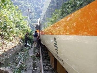 台铁一列车发生出轨事故，23人轻重伤送医，目视4人无生命迹象