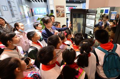 机器狗、裸眼3D……百名小学生体验智能“黑科技”  