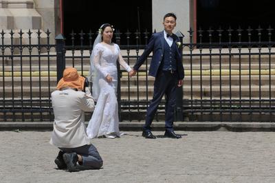 定格幸福时光！各地新人扎堆来青拍婚纱照