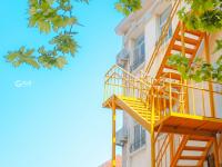 陵县支路：招牌式红瓦绿树蓝天！漫画风的老街小景 | 百年·百街⑩