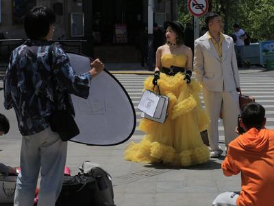 定格幸福时光！各地新人扎堆来青拍婚纱照