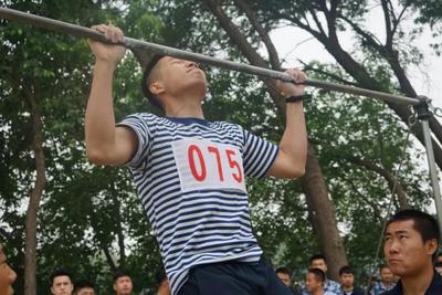 满屏热血！军体运动会上演匕首操，数他们最燃！