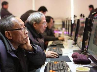 比年轻人还上瘾！有些“网瘾老年”日在线超10小时，手机App应“适老”
