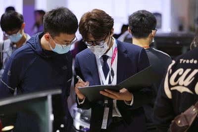 名车、美模、拍客…哪个最闪？2021青岛车展首日实拍（多图）