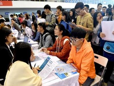 月薪期望值低于疫情前，应届生求职“求稳”心态更强？