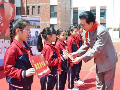 “为中华之崛起而读书”，周恩来特型演员张江山给青岛学生讲党史