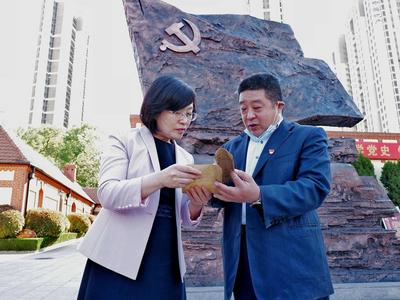 泥墙中藏着胶东抗战书籍！老党员将珍藏21年的红色书籍捐赠给青岛党史纪念馆