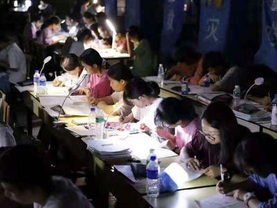 云南漾濞震区：高三学子在安置点挑灯夜战，备战高考