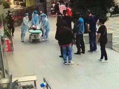 患者心跳骤停，护士跪上转运床与病魔抢时间