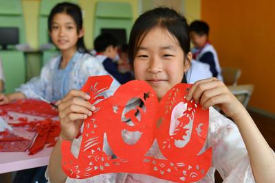 儿童节该咋过？小嫚儿剪纸迎“六一”