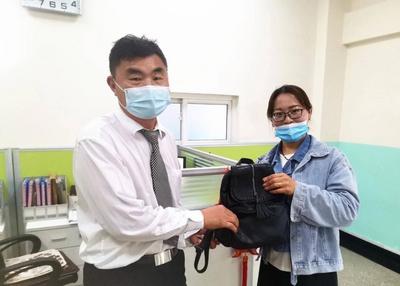 公交车座下现“神秘黑包”？女子丢千元看病钱，幸遇拾金不昧好司机